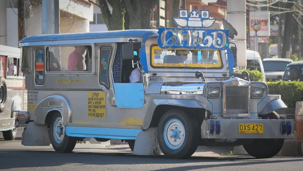 Jeepney dans la rue à Manille — Photo