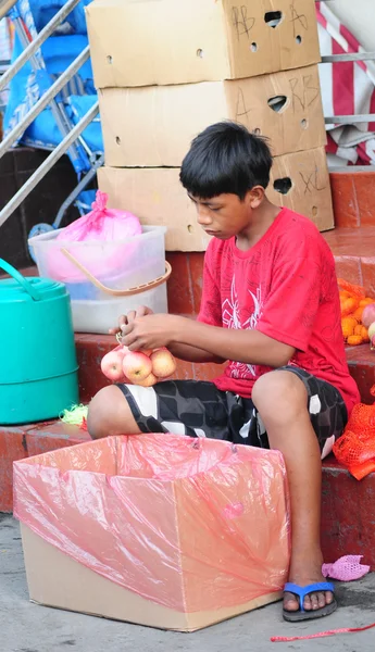 Compradores y vendedores en el mercado de Manila — Foto de Stock