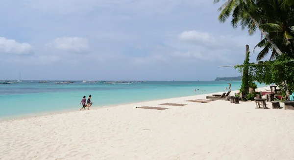 Chaises longues sur la plage solitaire, Boracay — Photo