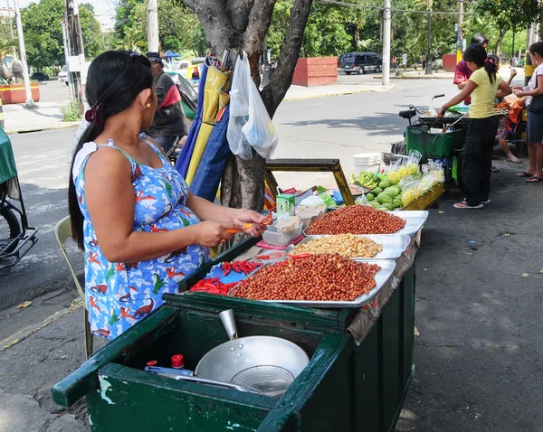Αγοραστές και προμηθευτές στην αγορά στη Μανίλα — Φωτογραφία Αρχείου