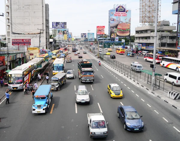 Tráfico de coches en las calles de Manila —  Fotos de Stock