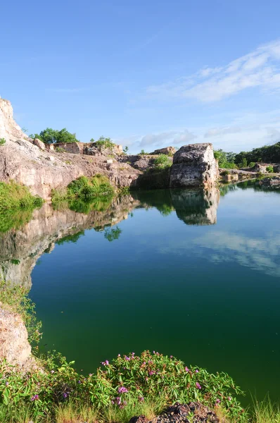 Lago de montaña en la ciudad de Chau Doc — Foto de Stock