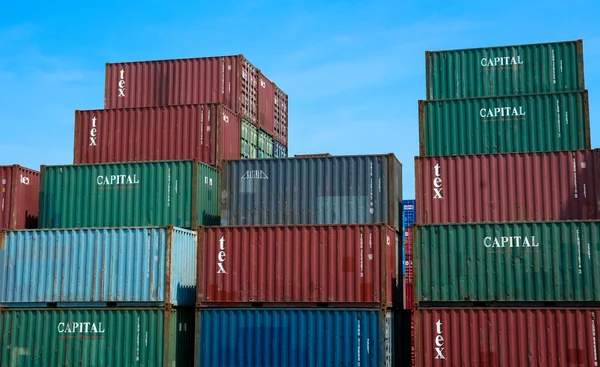 Saigon ticari bağlantı noktasında konteynerler