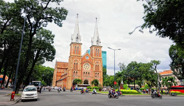 Saygon 'daki kadın katedrali değil.