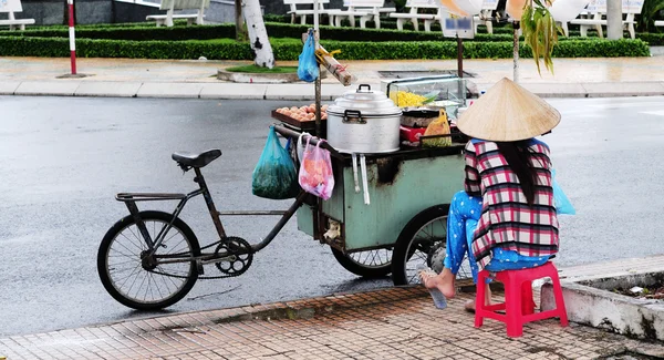 La vida de los vendedores vietnamitas en Saigón — Foto de Stock