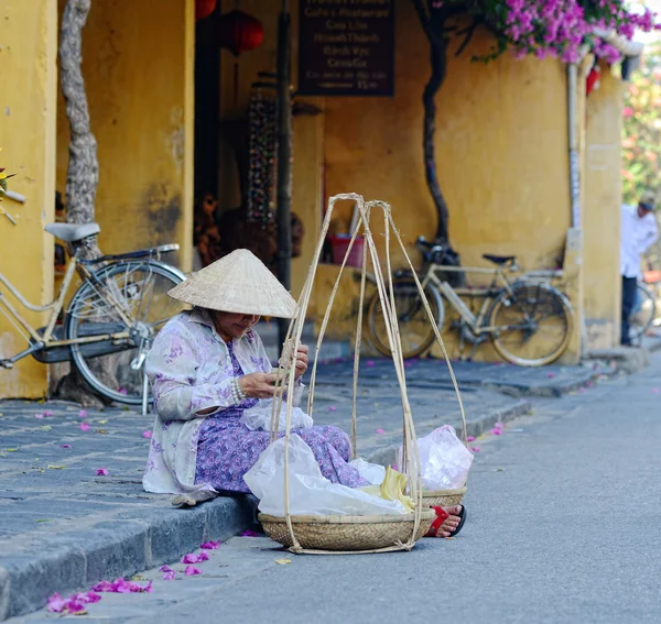 La vida de los vendedores vietnamitas en Saigón — Foto de Stock