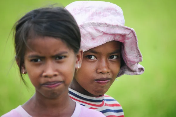 Aziatische kinderen spelen op rijst veld — Stockfoto