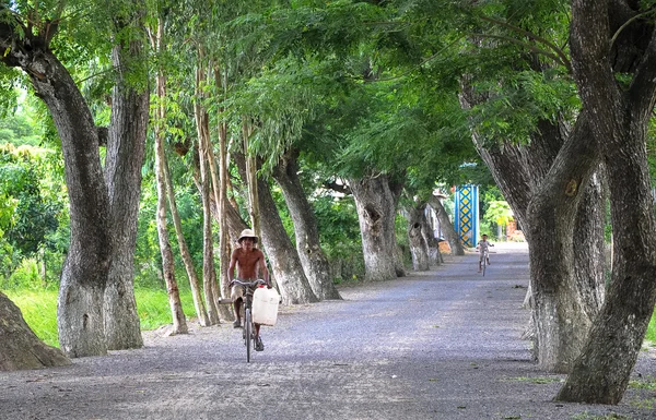 Vietnamese man rides the bike on rural road — Stock Photo, Image
