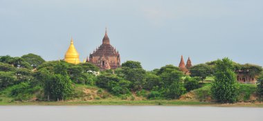 Irrawaddy Nehri, Bagan yakınında birçok Tapınak