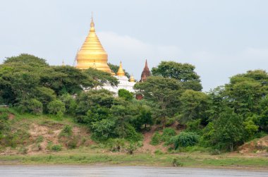 Irrawaddy Nehri, Bagan yakınında birçok Tapınak