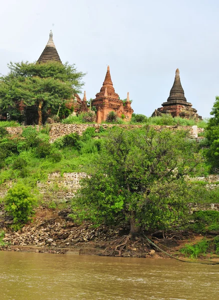 Mnoho chrámů poblíž řeky Irrawaddy Bagan — Stock fotografie