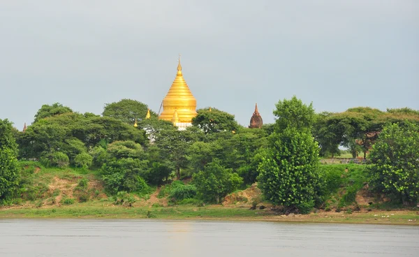 Viele Tempel in der Nähe des Irrawaddy River, Bagan — Stockfoto