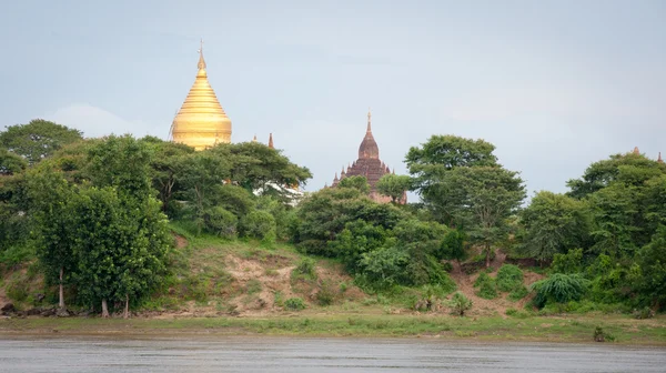 Mnoho chrámů poblíž řeky Irrawaddy Bagan — Stock fotografie