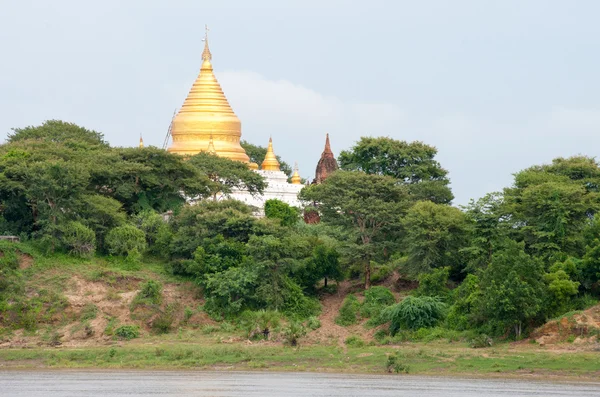 Wiele świątyń w pobliżu rzeki Irawadi, Pagan-Birma — Zdjęcie stockowe
