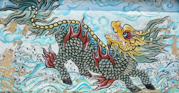 Viejo dragón pintura en la pared del templo chino —  Fotos de Stock