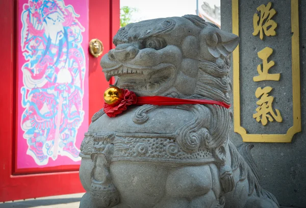 Estátua de leão na frente do templo chinês — Fotografia de Stock