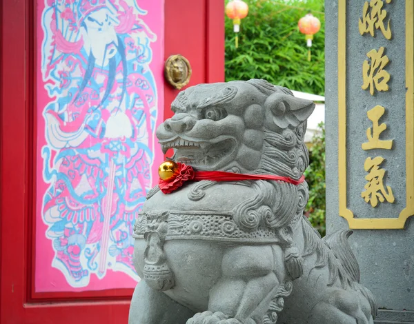 Estatua de león frente al templo chino — Foto de Stock