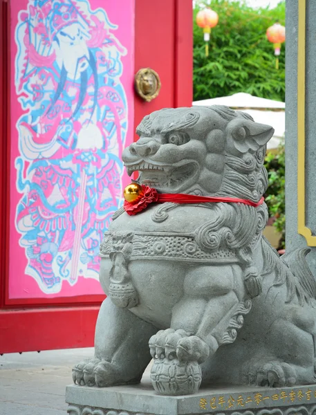 Estátua de leão na frente do templo chinês — Fotografia de Stock
