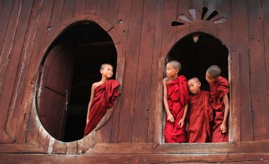 Mandalay Birmanya acemi çocuklar
