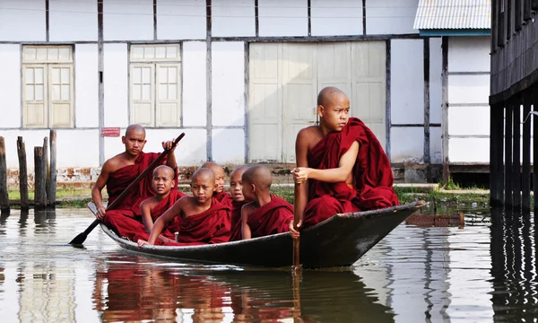 Burmese novice boys in Mandalay — Stock Photo, Image