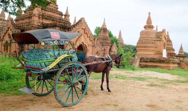 Chrámy a koňským povozem Bagan — Stock fotografie