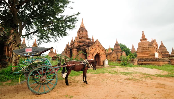 Tapınak ve Bagan at arabası — Stok fotoğraf