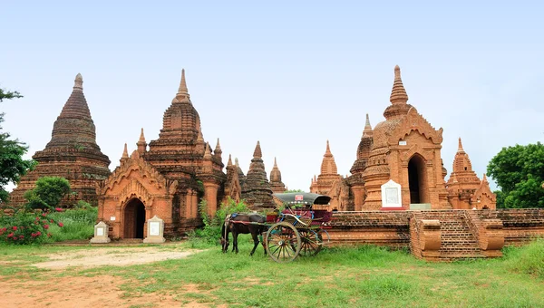 Chrámy a koňským povozem Bagan — Stock fotografie