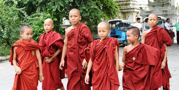 Birmese beginnende jongens in Mandalay — Stockfoto