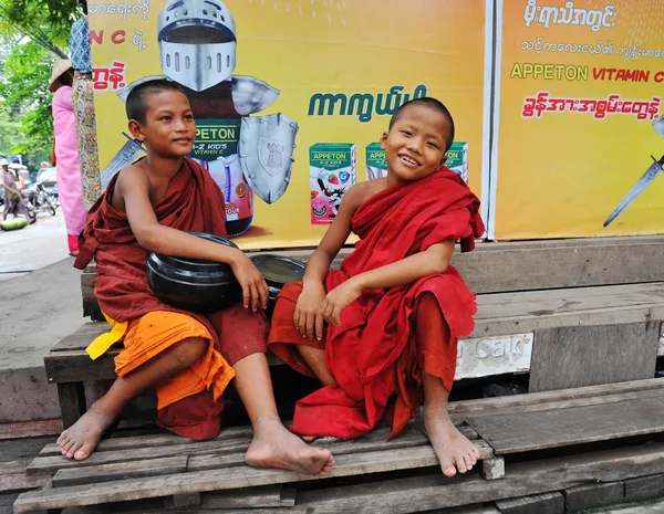 Niños novatos birmanos en Mandalay —  Fotos de Stock