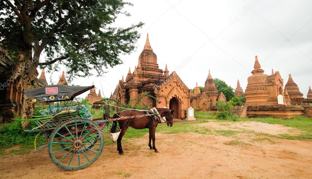 The temples and the horse carriage in Bagan