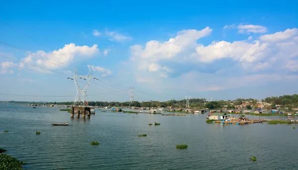 Paisagem pitoresca com linhas de energia através do lago — Fotografia de Stock