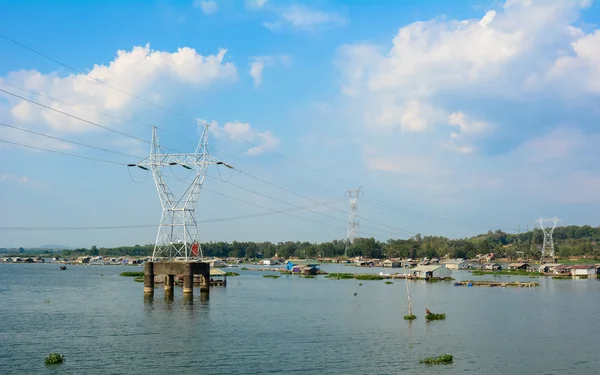 湖を電力線と絵のような風景 — ストック写真