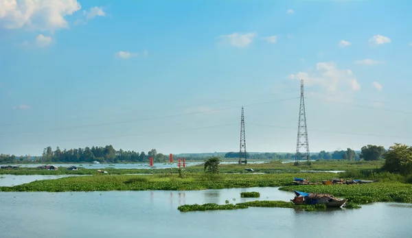 Paisagem pitoresca com linhas de energia através do lago — Fotografia de Stock