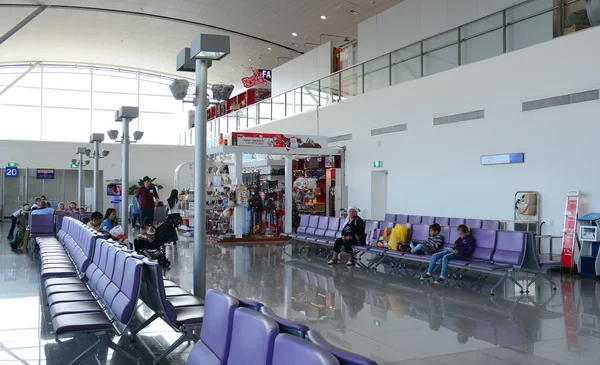 Asian travellers at arrival terminal in Tan Son Nhat — Stock Photo, Image