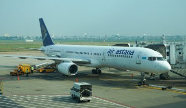 Sivil uçak tan oğlu Nhat Uluslararası Havaalanı'nda otopark