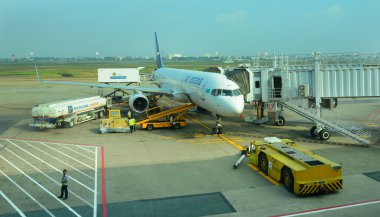 Sivil uçak tan oğlu Nhat Uluslararası Havaalanı'nda otopark