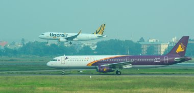 Sivil uçak tan oğlu Nhat Uluslararası Havaalanı'nda otopark