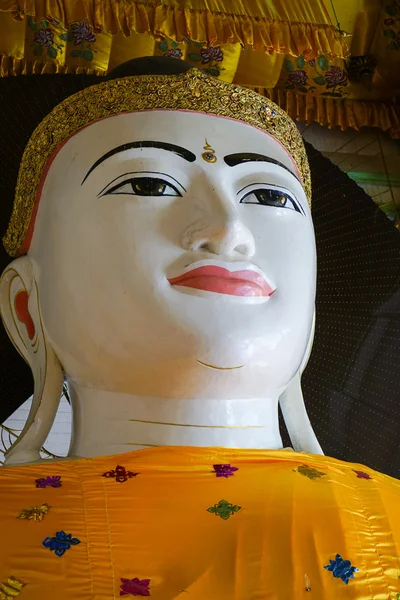 Estátuas de Buda em Shwedagon Pagoda, Rangum — Fotografia de Stock