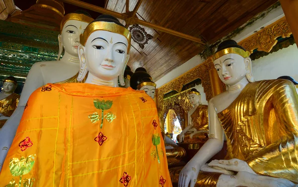 Buddha statues in Shwedagon Pagoda, Yangon — Stock Photo, Image