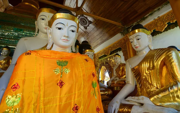 Shwedagon Pagoda, Yangon Buda heykelleri — Stok fotoğraf