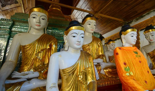 Buddha statues in Shwedagon Pagoda, Yangon — Stock Photo, Image