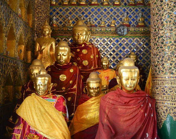 Статуи Будды в пагоде Шведагон — стоковое фото