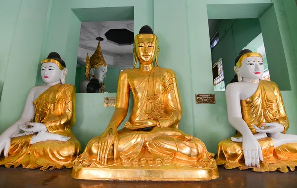 Statues de Bouddha à la pagode Shwedagon, Yangon — Photo