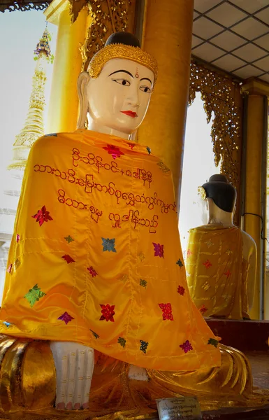 Shwedagon Pagoda, Yangon Buda heykelleri — Stok fotoğraf