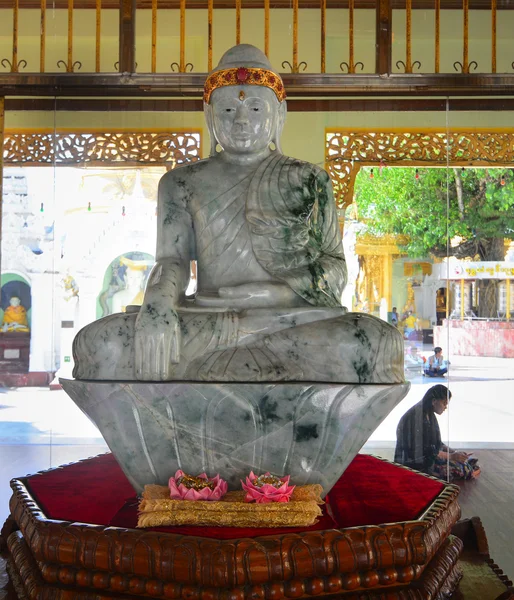 Statue di Buddha a Shwedagon Pagoda, Rangoon / Yangon — Foto Stock