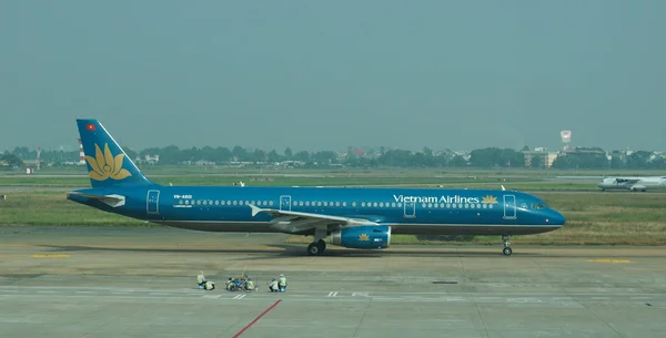 Zivilflugzeuge parken auf dem internationalen Flughafen tan son nhat — Stockfoto