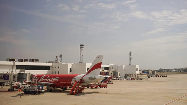 Parking d'avions civils à l'aéroport international Don Muang — Photo