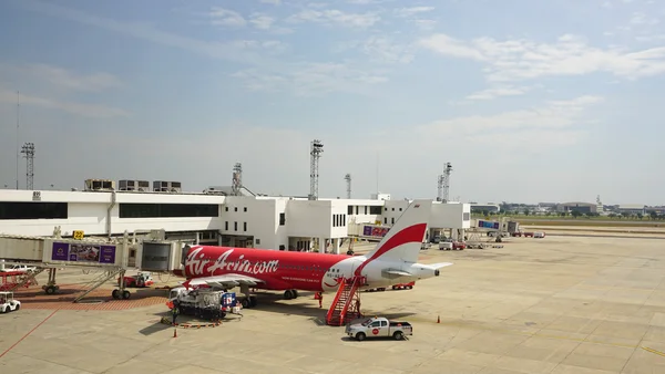 Civiele vliegtuigen op Don Muang International airport parking — Stockfoto