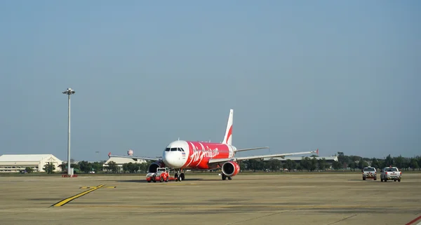 Estacionamiento de aeronaves civiles en el aeropuerto internacional Don Muang —  Fotos de Stock