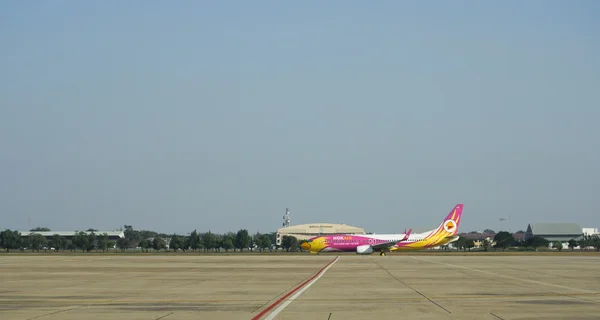 Estacionamiento de aeronaves civiles en el aeropuerto internacional Don Muang —  Fotos de Stock